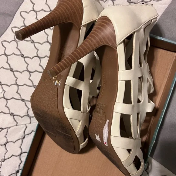 Fergalicious Histeria Cage Cut Out High Heel Back Zip White Sandal Size 7.5 - Picture 8 of 9